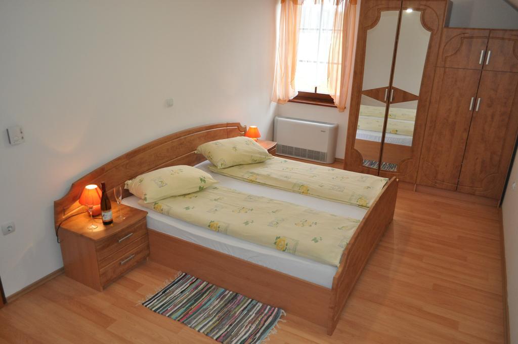 Apartments - Turisticna Kmetija Vrbnjak ليوتومير الغرفة الصورة